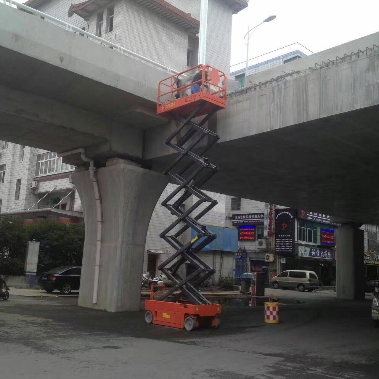 高空作業(yè)平臺(tái)租賃，升降機(jī)出租，升降平臺(tái)租賃